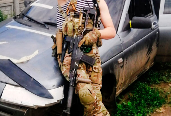 ВСС «Винторез-М» с магазином от АС на 20 патронов. Установлен коллиматор, приклад с возможностями регулировки, рукоятка переноса огня. И нож «Мора»