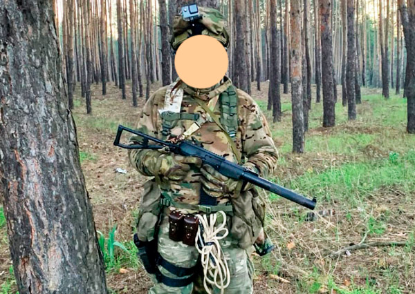 АС «Вал» модернизированный, с планкой пикатинни на крышке ствольной коробки, в руках разведчика. Леса под Красным Лиманом. 2022