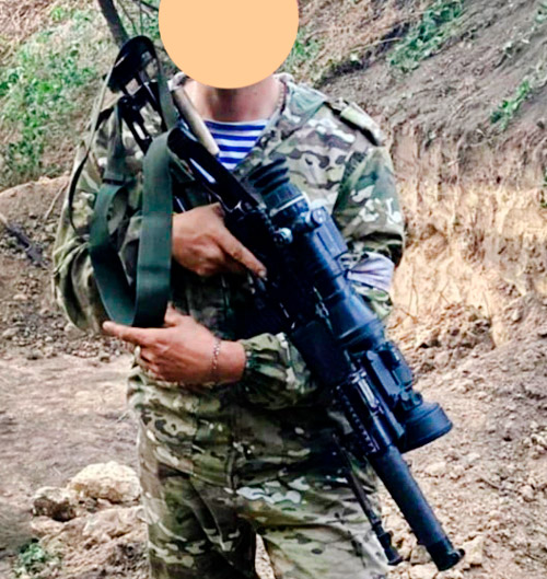 Боец с ВСС «Винторез-М». Новый регулируемый приклад. Сошки, которые закреплены на нижней планке Пикатинни цевья. Одновременная установка ночного и тепловизионного прицелов. Первый на основной планке сверху, второй - под 90 градусов на цевье