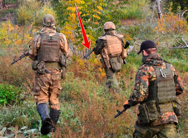 Бойцы ЧВК «Вагнер». Разведка в лесах в пойме Северского Донца. Осень 2022. У одного из бойцов, то ли ВСС «Винторез», то ли АС «Вал»