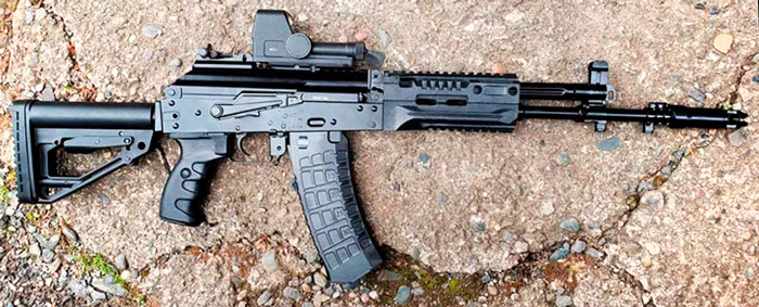 АК-12 сразу имеет планки Пикатинни для установки обвеса