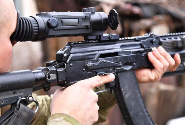 Нештатный тепловизионный прицел у бойца на АК-12 в зоне СВО
