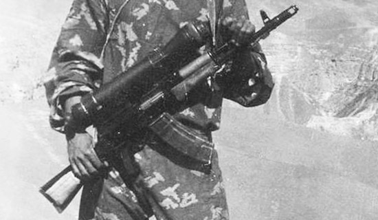 Суровый «ночник» первого поколения. В крайнем случае, им можно кинуть во врага, и зашибить...