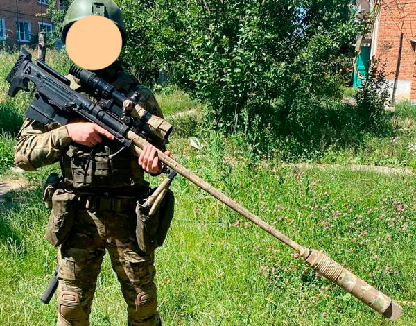 Снайпер с винтовкой АСВК. Ствол, сошки, передняя часть оптического прицела в маскирующей обмотке. Используется ДТК