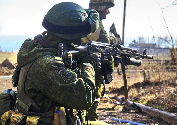 Боец с АК-74М без тюнинга, но с «подствольником». Тоже вариант. Бои за Мариуполь. Весна 2022