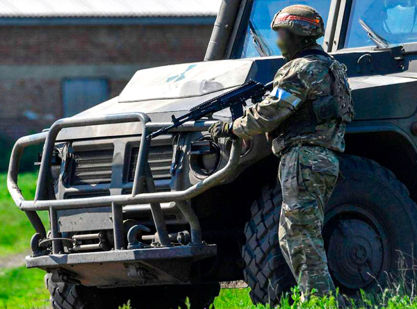 Сотрудник Росгвардии с АК-12 в зоне СВО