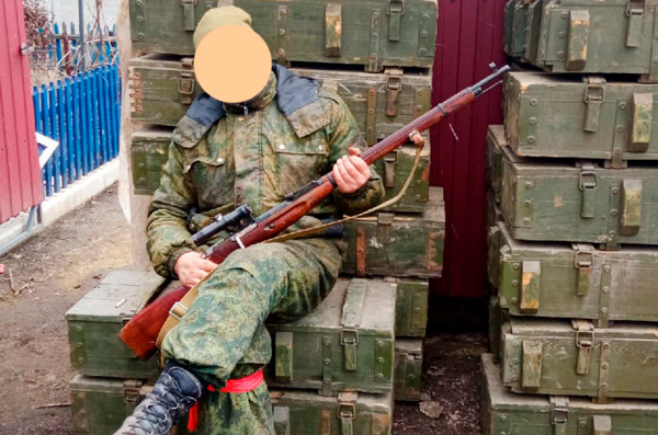 Боец из ДНР, мобилизованный. С винтовкой Мосина. Весна 2022