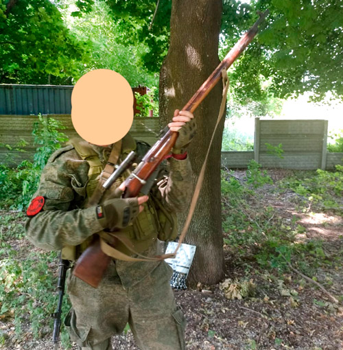 Боец позирует с «Мосинкой», но АК висит за спиной...