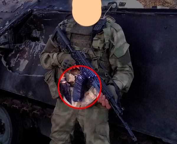 Боец у уничтоженной НАТОвской бронетехники. Спарка магазинов на чёрной изоленте