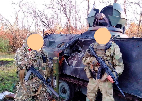 Бойцы позируют у уничтоженного НАТОвского БТР M113 голландская модификация YPR-765. Результат работы тяжёлого