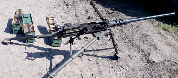 Трофейный пулемёт Browning M2 с коробами лент патронов .50 BMG