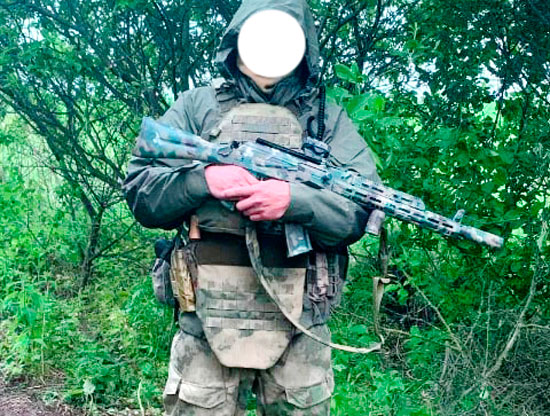 Боец с АК. Пятнистая окраска на весну, начало лета. Зеленые, тямно- и светло-серые пятна