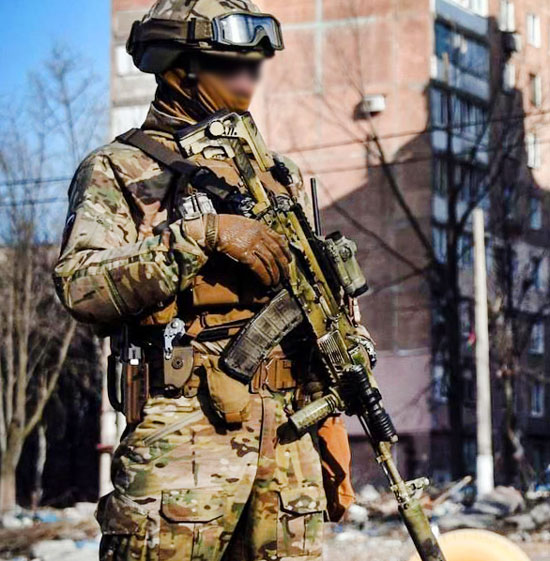 Боец с тюнингованным АК. Фонарь присутствует