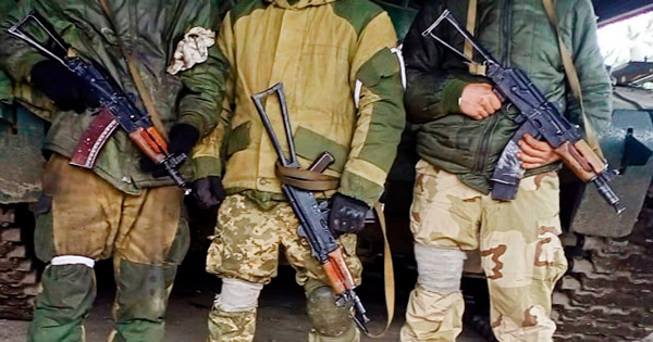 Танковый экипаж. АКС-74У в стоке. Только примотанный скотчем второй «рожок» выдаёт потаённое «шило в заднице» на тему тюнинга...