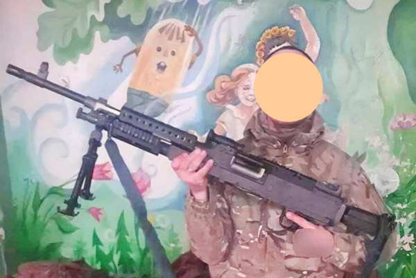 Американский пулемёт M240 в руках представителя нацбатальона. Ещё и в детском саду обосновались...