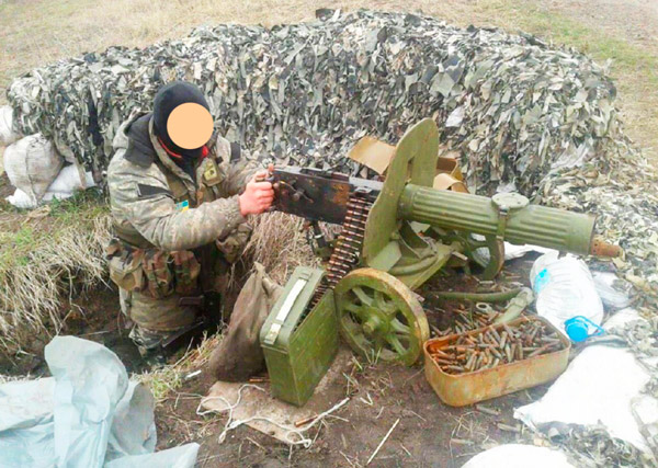 Боец теробороны «территории 404» с ржавым Максимом, поднятым с длительного хранения. В окопе у блок-поста