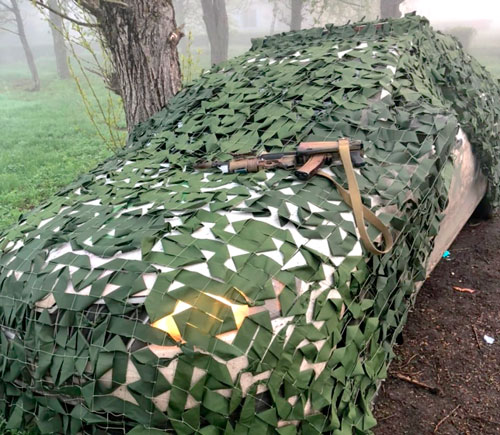 Автомобиль на позициях под масксетью