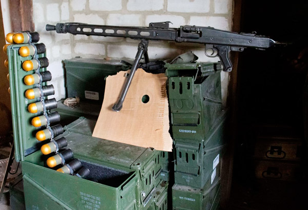 Пулемёт MG-42/59 с извлечённым стволом. Трофей. Также рядом ленты к автоматическому гранатомёту УАГ-40. Гранаты стандарт НАТО 40х53 мм
