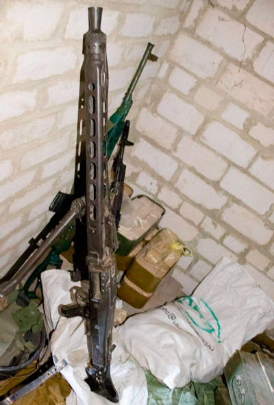 Трофейный MG-42/59. Также в кадре СВДС в камуфляжном окрасе