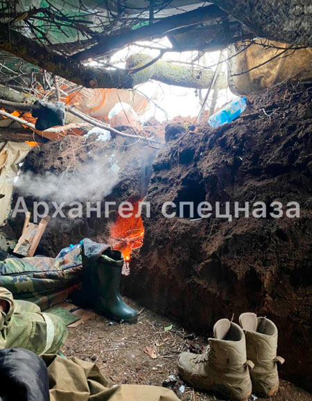 Маленький малодымный костёр в укрытии на позициях. Небольшой дым легко скрывается утренним туманом. Огонь ниже уровня земли. Грамотно