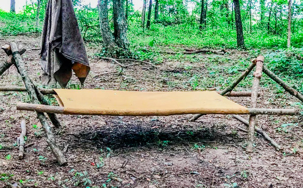 Лежанка на пирамидальных опорах