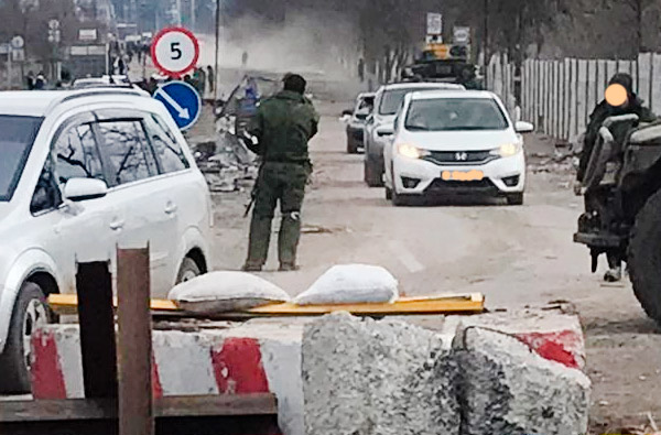 Там же. Мариуполь. Блок-посты. Весна 2022. А у этого постового АК... «Мосинки» бросались в глаза, вот их и фотографировали. Так создаются искажённые картины в массовом восприятии и сознании