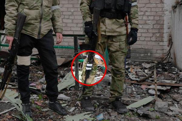 Фонарь примотан изолентой к АК-74М