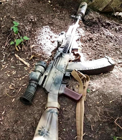 АК-74М, в тюнинге. Среди прочего: магазин повышенной ёмкости на 60 патронов