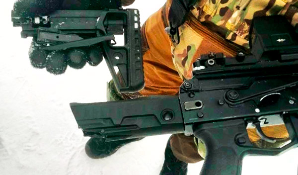 Приклад АК-12М после попытки выстрела из ГП с упором в землю... Возможно, плохо упёрли, но осадочек всё равно присутствует...