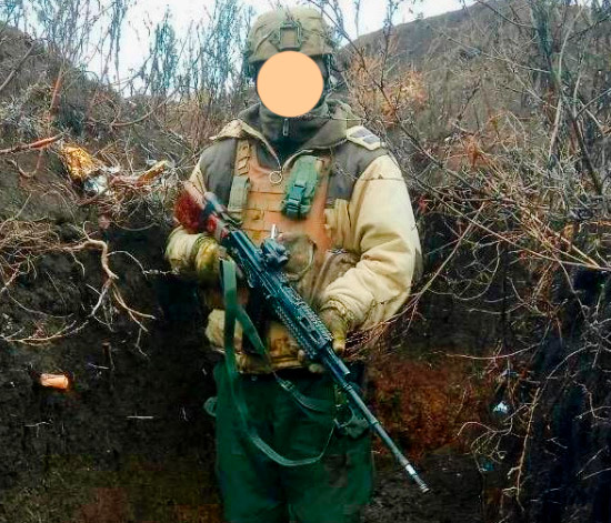 Боец с РПК-74 с тюнингом. Заменён ремень. Цевьё с рельсами. Мушка убрана. Целик заменён на рельсу, где установлен коллиматорный прицел. Кустарная щека на прикладе