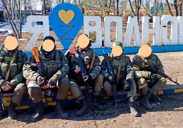 Бойцы ДНР в Волновахе. Донбасс. Весна 2022. У того, что посередине – РПК-74
