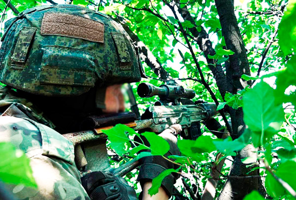 Боец с покрашенной в камуфляж СВД в зоне СВО