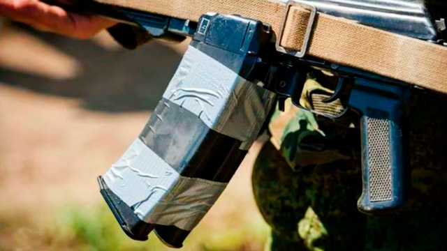 Спарка с зазором (вкладкой) на армированном строительном скотче. Оба магазина смотрят в одну сторону