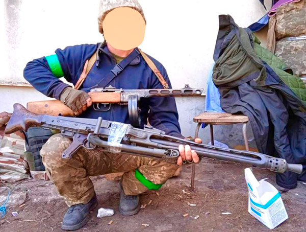 Представитель теробороны «территории 404» с MG-42 и ППШ