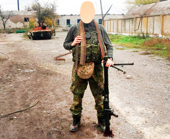 Наш боец с трофейным пулеметом MG-42 и лентами