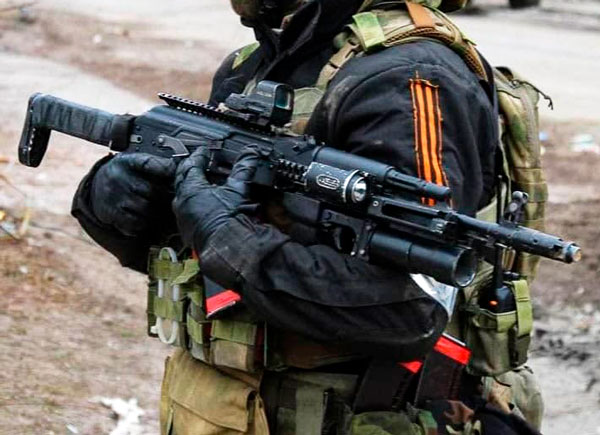 Тюнингованный до нЕльзя АК-74М. Кронштейн-переходник на Пикатинни под коллиматор. Плюс боковая планка на цевье с фонариком
