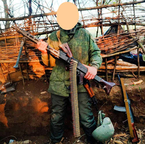 Наш боец с очередным трофейным MG-42/59