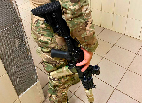 Весьма тюнингованный АКС-74У. Рукоятка, приклад, цевьё и накладка, ручка затвора, коллиматор, даже термочехол на «банке»