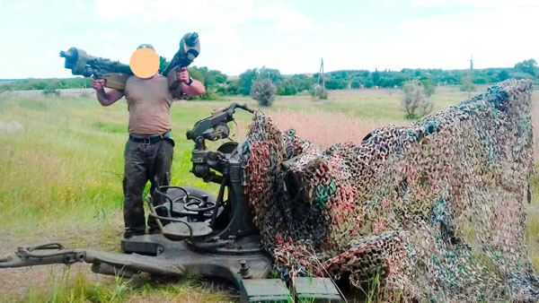 Полевой пост ПВО. ЗУшка и оператор с ПЗРК